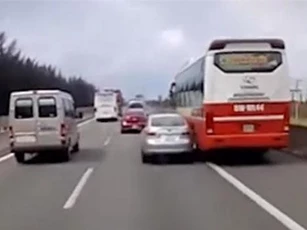 Ôtô con mất lái, va chạm với xe khách làm gương chiếu hậu văng lên trời