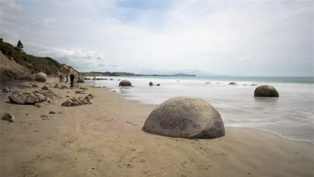 4. Moeraki Boulders (Những tảng đá Moeraki), New Zealand Những tảng đá Moeraki hình cầu lớn, có thể dễ dàng bị nhầm lẫn với những sáng tạo nhân tạo đã dạt vào bãi biển Koekohe trên bờ biển Bắc Otago. Theo truyền thuyết của người dân địa phương nói rằng chúng là tàn dư của những giỏ cá và trái cây đã lên bờ khi những chiếc thuyền đưa tổ tiên của họ đến Đảo Nam của New Zealand bị đắm. Trên thực tế, những viên đá cao hai mét này được tạo ra bởi đá bùn cứng hơn năm triệu năm trước.