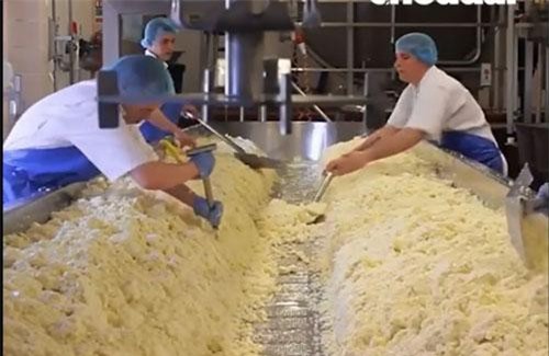CLIP: Cận cảnh quá trình làm ra món phô mai ngon nhất thế giới