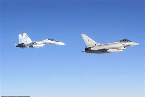 CLIP: Máy bay ném bom chiến đấu Su-30 của Nga bị tiêm kích 'cuồng phong' Anh ngăn chặn