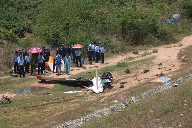 Hiện trường vụ máy bay quân sự rơi tại huyện Cam Lâm, Khánh Hòa. Ảnh: Dân trí.