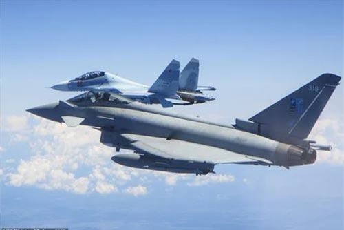Khoảnh khắc tiêm kích “cuồng phong” Anh chặn “hổ mang chúa” Su-30 của Nga