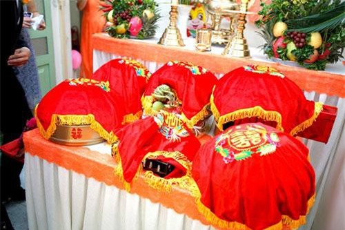 Chê tiền thách cưới ít, mẹ cô dâu hất đổ mâm trầu cau ngày ăn hỏi