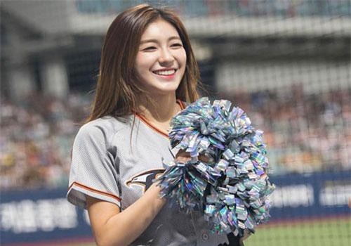 CLIP: Ngắm nhan sắc gợi cảm của hoạt náo viên hot nhất xứ Hàn