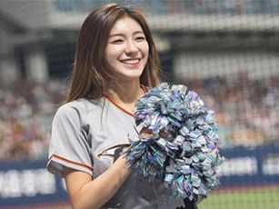 CLIP: Ngắm nhan sắc gợi cảm của hoạt náo viên hot nhất xứ Hàn