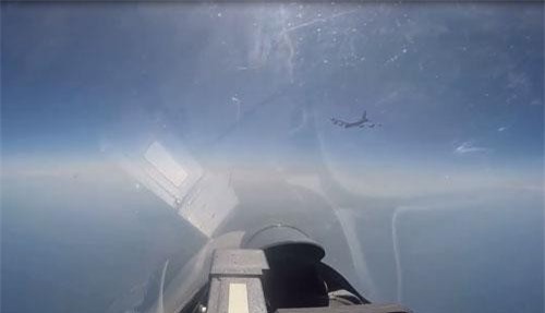 CLIP: Su-27 của Nga chặn B-52 của Mỹ áp sát biên giới
