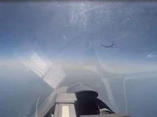 CLIP: Su-27 của Nga chặn B-52 của Mỹ áp sát biên giới