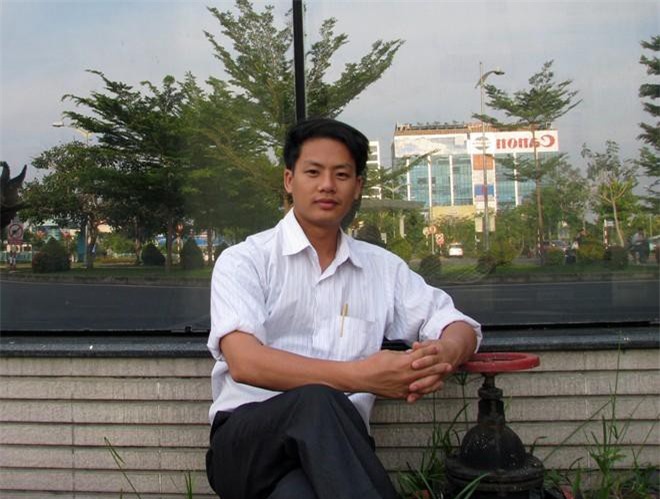  Chàng trai đến trường với lá chuối, bút tre thành giám đốc