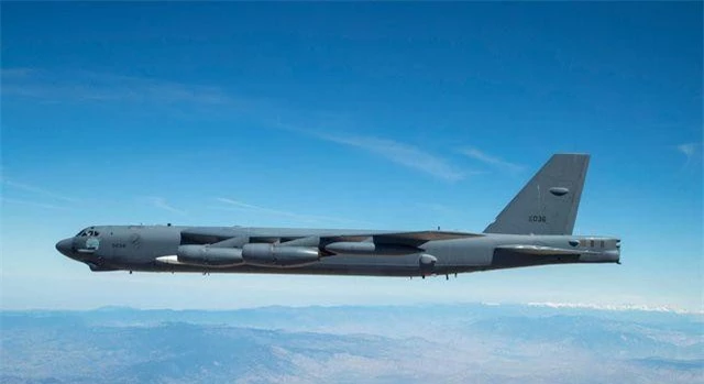 B-52H mang tên lửa siêu thanh màu trắng ở cánh (Ảnh: Không quân Mỹ)