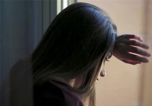 Sẩy tay làm đổ bát mắm, vợ vội vã lau chùi rồi xin lỗi rối rít càng khiến tôi đau lòng và căm phẫn