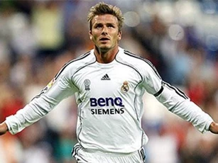 Những siêu phẩm từ ngoài vòng cấm của David Beckham