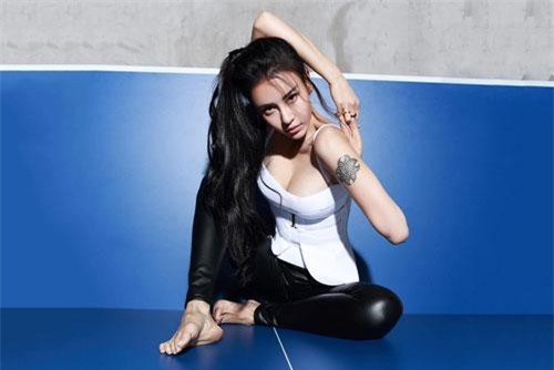 Vòng 1 căng đầy của cô giáo yoga quyến rũ nhất châu Á