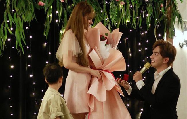 Thu Thủy bất ngờ được bạn trai kém chục tuổi quỳ gối cầu hôn trong bữa tiệc thân mật