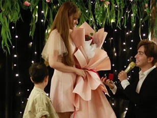 Thu Thủy bất ngờ được bạn trai kém chục tuổi quỳ gối cầu hôn trong bữa tiệc thân mật