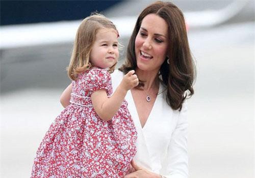 Công chúa Charlotte dù đang nghỉ hè vẫn thích đến trường cho thấy sự khác biệt trong cách nuôi con của Công nương Kate