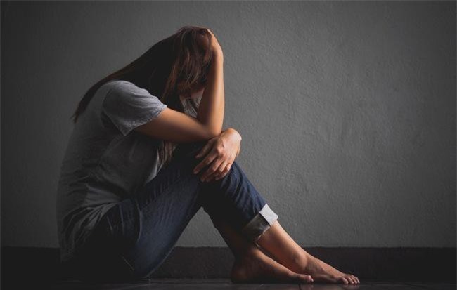 Không thể chấp nhận sống chung với mẹ chồng, tôi đòi ra ăn riêng để rồi chết lặng khi nồi cơm điện bà tặng rơi khỏi bàn và thứ bên trong vung ra tung tóe