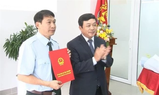 Chủ tịch tỉnh Lâm Đồng chúc mừng và trao quyết định bổ nhiệm Chánh Thanh tra tỉnh Lâm Đồng cho ông Nguyễn Ngọc Ánh