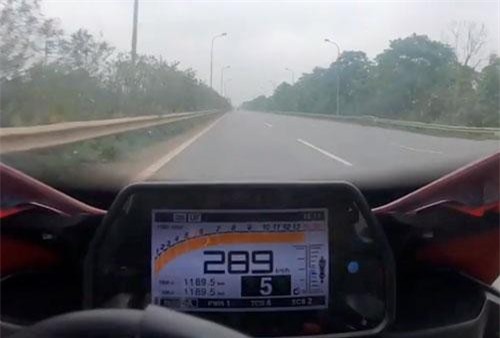 CLIP: ‘Lạnh gáy’ chứng kiến cảnh biker phóng xe gần 290km/h trên đại lộ Thăng Long