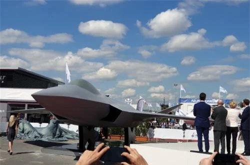  Trong khuôn khổ triển lãm hàng không Paris 2019, Công ty Dassault Aviation và Airbus lần đầu tiên giới thiệu mô hình kích thước đầy đủ máy bay tiêm kích thế hệ thứ 5. Nguồn ảnh: Jason 007