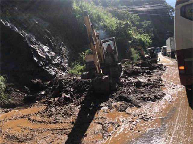 Mưa lớn gây sạt lở nghiêm trọng trên đèo Bảo Lộc, hàng trăm phương tiện chôn chân - 1