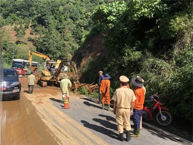 Mưa lớn gây sạt lở nghiêm trọng trên đèo Bảo Lộc, hàng trăm phương tiện chôn chân - 4