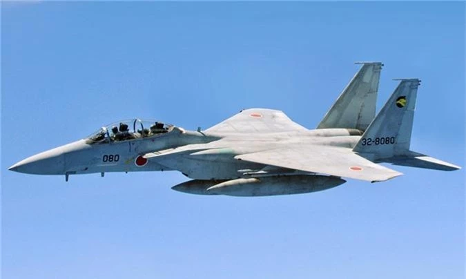 Nhat dang co trong tay bao nhieu tiem kich hang nang F-15?