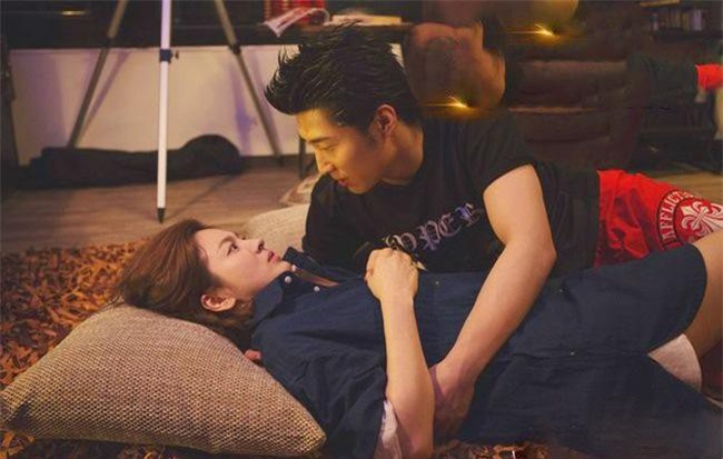 Đêm tân hôn đang phút cao trào thì chồng thủ thỉ: "Kêu nhỏ nhỏ thôi em" và dàn "giao hưởng" góp phần cười ra nước mắt