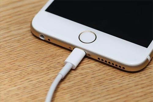 Đồng Nai: Điện thoại phát nổ khi đang sạc khiến nam thanh niên dập nát bàn tay