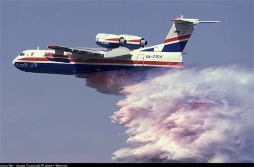Một nhiệm vụ nữa mà Be-200 đang tham gia tích cực trong đội hình Bộ Tình trạng Khẩn cấp Nga (Mchs) là chữa cháy rừng. Mỗi chiếc Be-200 có thể chở tới 12 tấn nước để dập lửa cả một ngọn đồi đang cháy hừng hực. Nguồn ảnh: Airliners.net