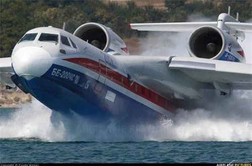 Nói độc đáo là vì Be-200 hiện là thủy phi cơ duy nhất trên thế giới sử dụng động cơ tuốc bin phản lực cánh quạt đẩy (turbofan) thay vì động cơ tuốc bin cánh quạt (turboprop) trên hầu hết các dòng thủy phi cơ lớn nhỏ trên thế giới. Nguồn ảnh: Airplane Picture