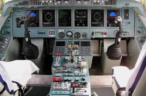 Buồng lái của Be-200 thiết kế hiện đại với 6 màn hình LCD màu 6x8inch hiển thị đầy đủ tham số kỹ thuật bay giúp phi công kiểm soát máy bay hiệu quả hơn. Nhờ đó, phi hành đoàn một chiếc Be-200 chỉ cần có 2 người lái. Nguồn ảnh: Airliners.net