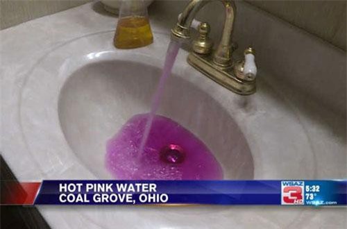 CLIP: Người dân hốt hoảng khi nước sinh hoạt chuyển sang màu hồng