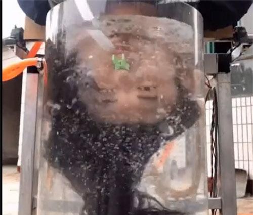 CLIP: Chiếc máy gội đầu "kỳ quái" nhất thế giới