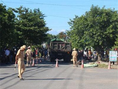 Quảng Trị: 3 mẹ con va chạm với xe tải, mẹ tử vong, 2 con bị thương