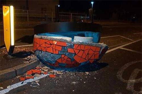 CLIP: Vật thể lạ giống UFO rơi xuống đường phố London