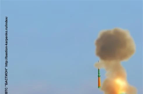 Tên lửa S-500 có thể tiêu diệt mục tiêu ở độ cao 180-200km, đánh chặn hiệu quả tên lửa đạn đạo tầm trung có cự ly bắn 3.500km. Nguồn ảnh: bastion-kapenko