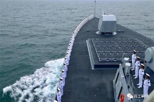 Cận cảnh hệ thống phóng thẳng đứng trên Type 055. Nguồn ảnh: Sina Cận cảnh hệ thống phóng thẳng đứng trên Type 055. Nguồn ảnh: Sina