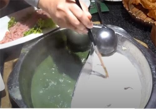 CLIP: Độc lạ với món lẩu bò nhúng sầu riêng trà xanh khiến thực khách 'phát ốm'