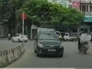 Clip: Kinh ngạc tài xế chọn lái xe đi ngược chiều để khỏi phải quay đầu