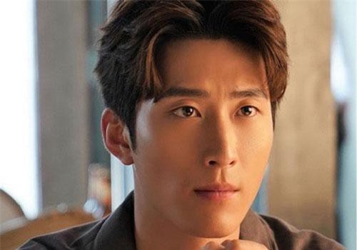 Lần đầu hẹn hò, cô ấy kéo tôi đi khắp trung tâm thương mại, đến quầy thanh toán thì gặp sự cố bất ngờ khiến cả hai bối rối