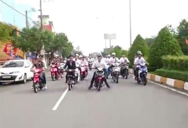 Nhóm thanh niên "bốc đầu" xe máy: "Vui quá đà" trong đám cưới?