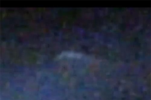 UFO to hơn cả sân bóng đá rọi sáng trời đêm