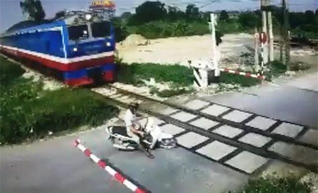 Người đàn ông đánh lái “né” đoàn tàu thoát chết trong gang tấc