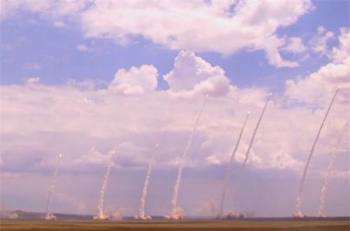 Mục kích Trung Quốc bắn 10 quả tên lửa đạn đạo cùng lúc