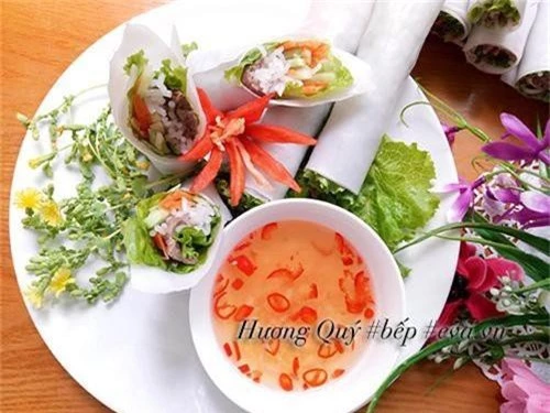 Xếp phở cuốn ra đĩa, khi ăn chấm kèm với mắm chua cay.​