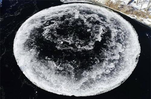 CLIP: Vòng tròn băng khổng lồ như đĩa bay UFO xuất hiện tại Mỹ