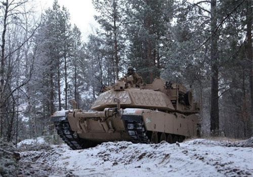 Mỹ lôi xe tăng ra khỏi kho chứa, tập trận sát biên giới Nga