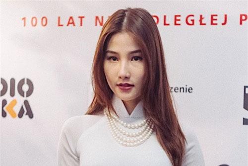 Diễm My 9X diện áo dài trắng tinh khôi, “bắn” tiếng Anh như gió ở Tuần lễ phim Việt Nam tại Ba Lan