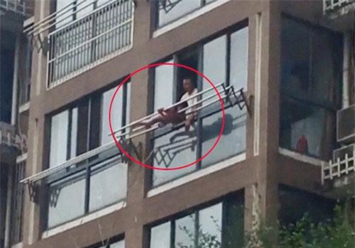 Sốc: Bất chấp tính mạng, bố buộc con gái vào giàn phơi ngoài ban công tầng 5 để phạt lỗi