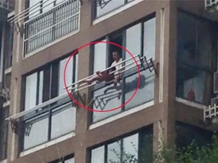 Sốc: Bất chấp tính mạng, bố buộc con gái vào giàn phơi ngoài ban công tầng 5 để phạt lỗi
